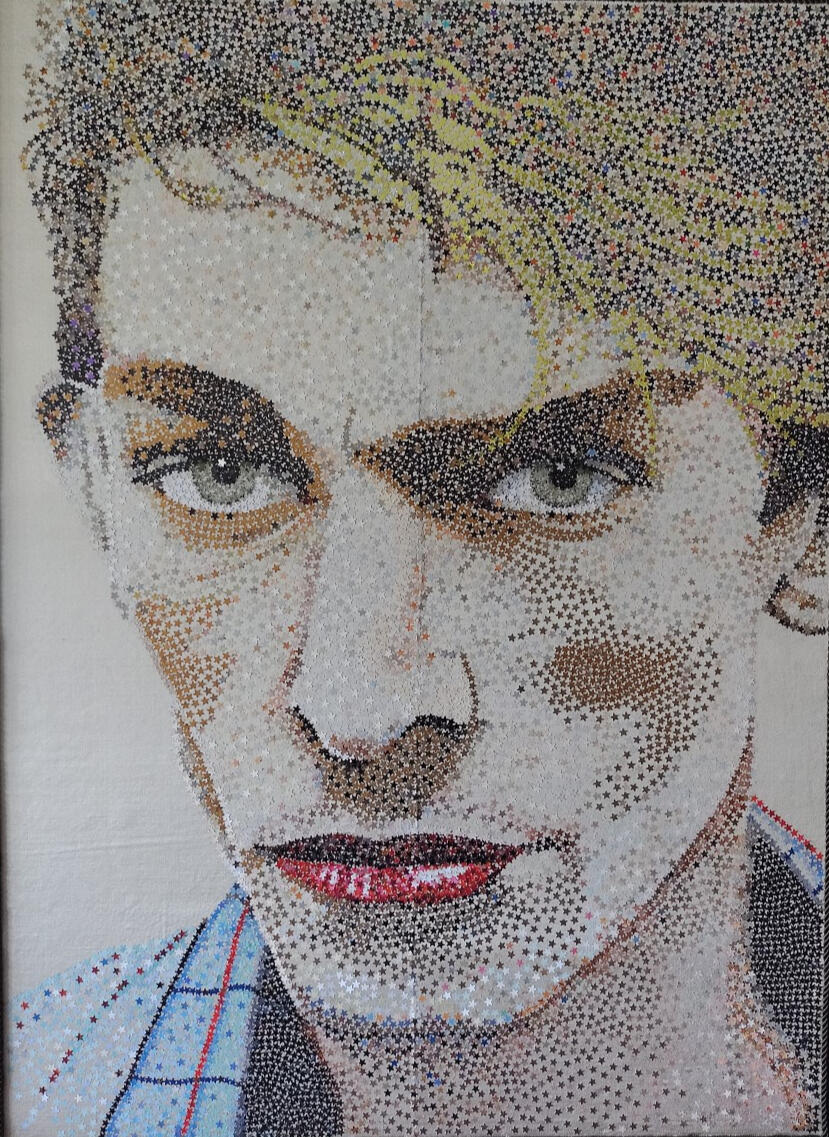 "Oro en polvo, yo te adoro". Homenaje a Federico Moura. Estrellas de 3mm troqueladas, sobre tela de seda. 91 x 67 cm